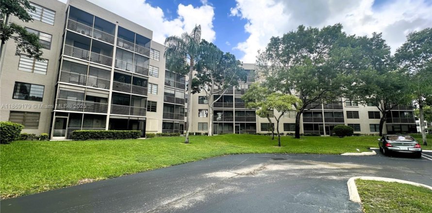 Condominio en Pembroke Pines, Florida, 2 dormitorios № 1928283