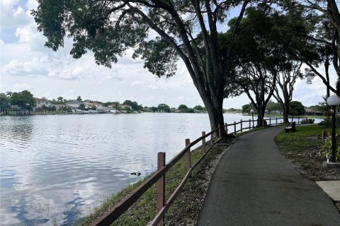 Condominio en venta en Pembroke Pines, Florida, 2 dormitorios, 79.15 m2 № 1928283 - foto 24