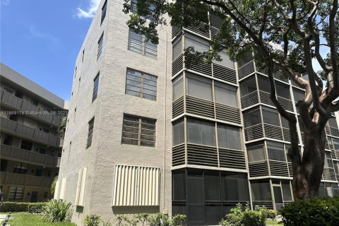 Condominio en venta en Pembroke Pines, Florida, 2 dormitorios, 79.15 m2 № 1928283 - foto 2