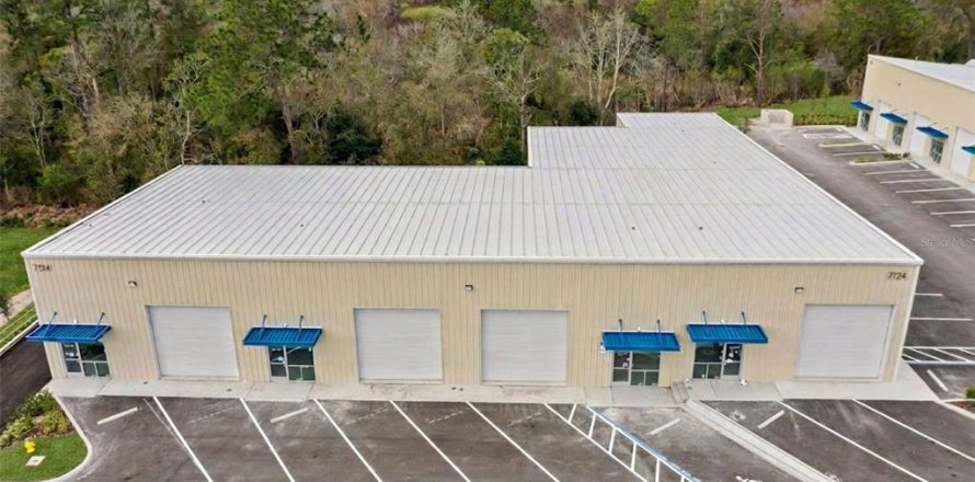 Commercial property in Groveland, Florida № 2195415
