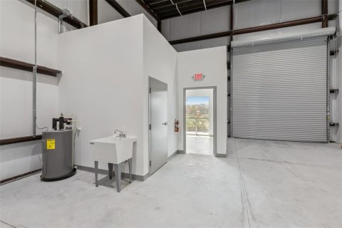 Commercial property in Groveland, Florida № 2195415 - photo 4