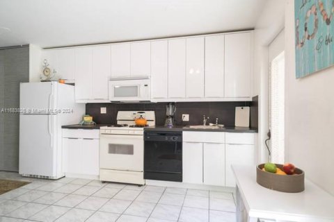 Condo in Miami Beach, Florida, 1 bedroom  № 1863238 - photo 7