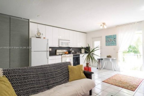 Condo in Miami Beach, Florida, 1 bedroom  № 1863238 - photo 2