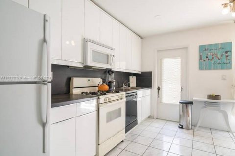 Condo in Miami Beach, Florida, 1 bedroom  № 1863238 - photo 6