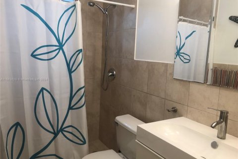 Condo in Miami Beach, Florida, 1 bedroom  № 1863238 - photo 13