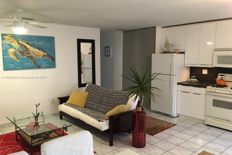 Condo in Miami Beach, Florida, 1 bedroom  № 1863238 - photo 1
