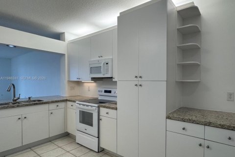 Condo in Doral, Florida, 3 bedrooms  № 2002638 - photo 8