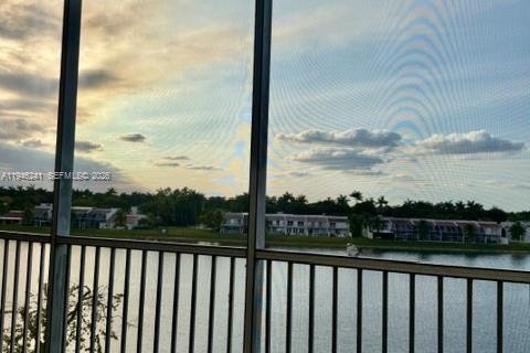 Condo in Doral, Florida, 3 bedrooms  № 2002638 - photo 22