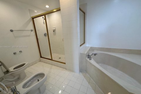 Condo in Doral, Florida, 3 bedrooms  № 2002638 - photo 17