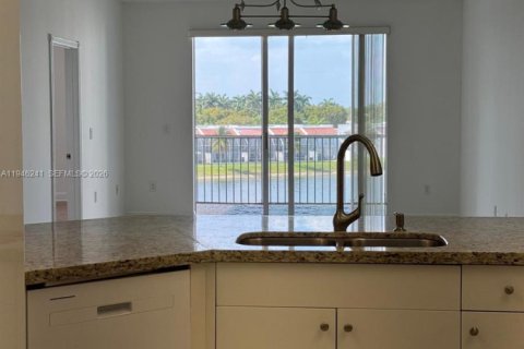 Condo in Doral, Florida, 3 bedrooms  № 2002638 - photo 5