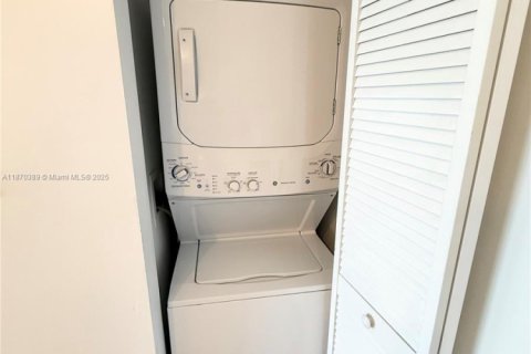 Купить кондоминиум в Халландейл-Бич, Флорида 1 комната, 95.5м2, № 1921800 - фото 18