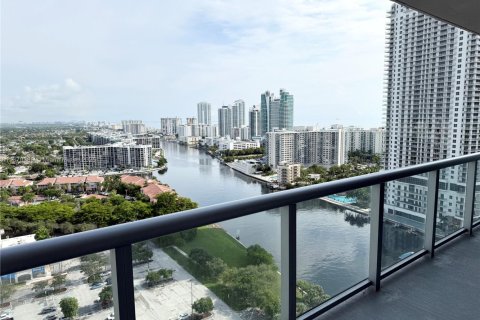 Купить кондоминиум в Халландейл-Бич, Флорида 1 комната, 95.5м2, № 1921800 - фото 1