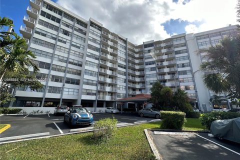 Снять в аренду кондоминиум в Майами, Флорида 1 спальня, 76.64м2, № 2076562 - фото 2