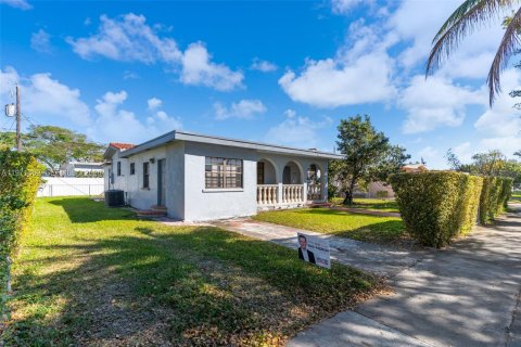 Villa ou maison à vendre à West Miami, Floride: 3 chambres, 164.16 m2 № 2038207 - photo 16