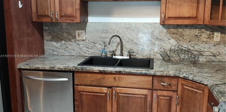 Кондоминиум с 1 спальней в Дорал, Флорида № 1974034