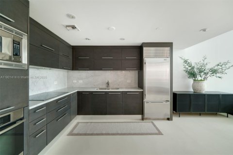Снять в аренду кондоминиум в Майами, Флорида 2 спальни, 150.5м2, № 2082732 - фото 9