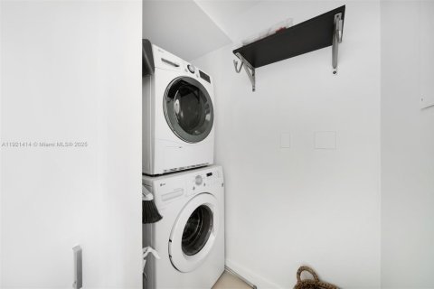 Снять в аренду кондоминиум в Майами, Флорида 2 спальни, 150.5м2, № 2082732 - фото 12