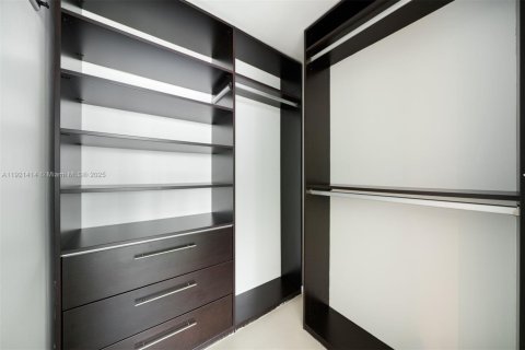 Снять в аренду кондоминиум в Майами, Флорида 2 спальни, 150.5м2, № 2082732 - фото 19