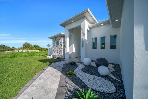 House in Lehigh Acres, Florida 3 bedrooms № 2057243 - photo 9