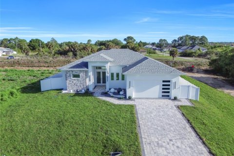 House in Lehigh Acres, Florida 3 bedrooms № 2057243 - photo 2