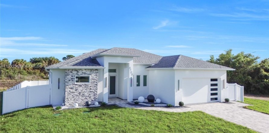 House in Lehigh Acres, Florida 3 bedrooms № 2057243