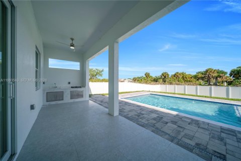 House in Lehigh Acres, Florida 3 bedrooms № 2057243 - photo 8