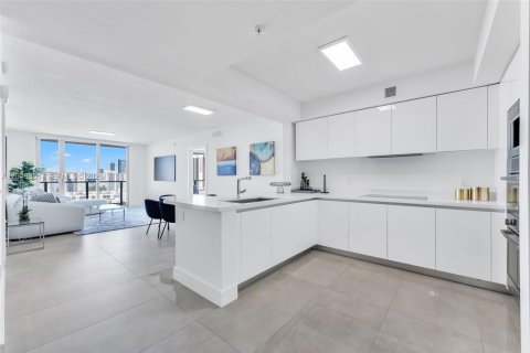 Condo in Sunny Isles Beach, Florida, 3 bedrooms № 2241641 - photo 2