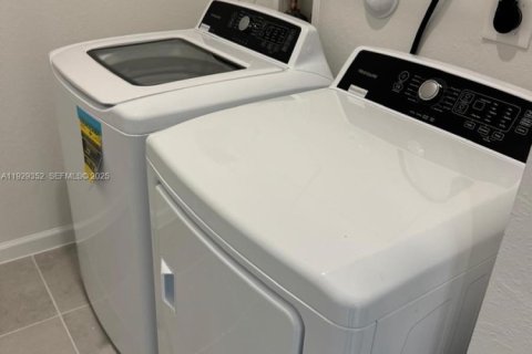 Townhouse in Homestead, Florida 3 bedrooms № 1987619 - photo 13