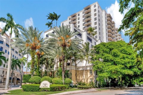 Condo in Coral Gables, Florida, 2 bedrooms  № 1475864 - photo 1