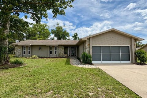 House in Weeki Wachee, Florida 3 bedrooms, 187.66 sq.m. № 1875763 - photo 1