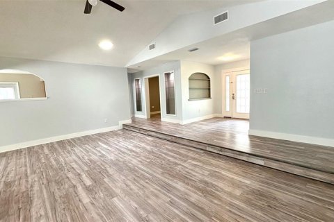 House in Weeki Wachee, Florida 3 bedrooms, 187.66 sq.m. № 1875763 - photo 5