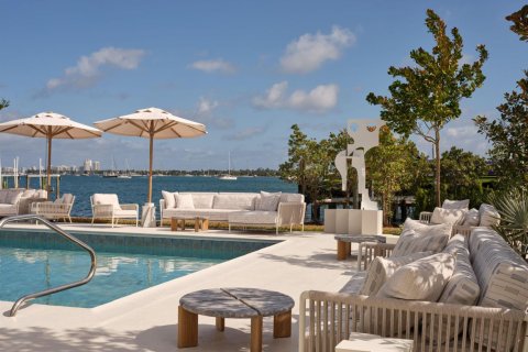 House in West Palm Beach, Florida 6 bedrooms, 434.13 sq.m. № 2253701 - photo 5