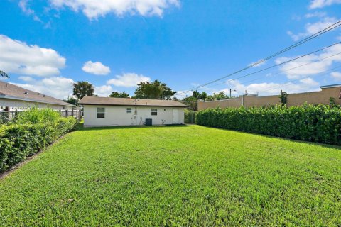 Commercial property in Lake Worth, Florida № 2392441 - photo 14