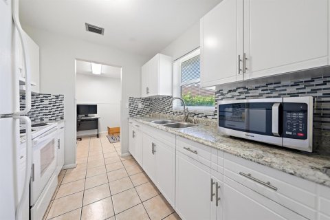 Commercial property in Lake Worth, Florida № 2392441 - photo 8