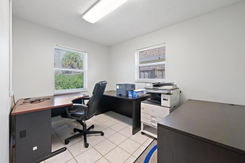 Commercial property in Lake Worth, Florida № 2392441 - photo 11
