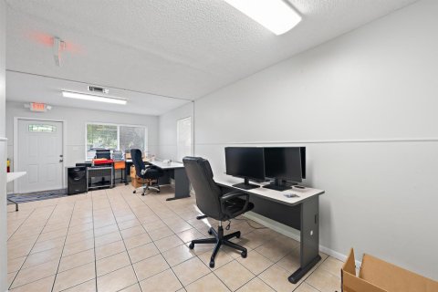 Commercial property in Lake Worth, Florida № 2392441 - photo 6