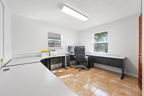 Commercial property in Lake Worth, Florida № 2392441 - photo 10