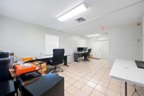 Commercial property in Lake Worth, Florida № 2392441 - photo 3