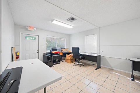 Commercial property in Lake Worth, Florida № 2392441 - photo 4