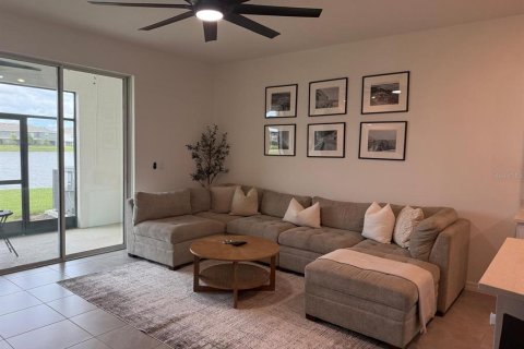 Townhouse in Apollo Beach, Florida 3 bedrooms, 158.12 sq.m. № 2398893 - photo 3