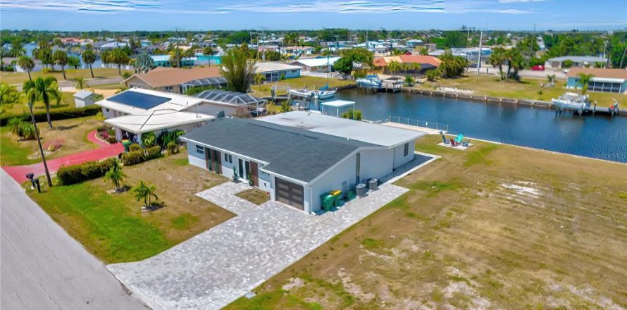 Villa ou maison à Port Charlotte, Floride 3 chambres, 250.56 m2 № 2408414