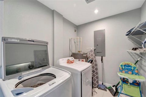 Villa ou maison à vendre à Port Charlotte, Floride: 3 chambres, 250.56 m2 № 2408414 - photo 29