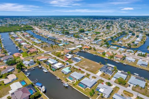 Villa ou maison à vendre à Port Charlotte, Floride: 3 chambres, 250.56 m2 № 2408414 - photo 4