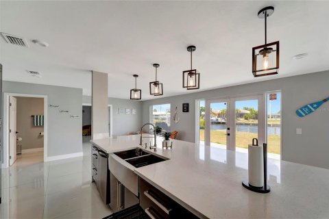 Villa ou maison à vendre à Port Charlotte, Floride: 3 chambres, 250.56 m2 № 2408414 - photo 16