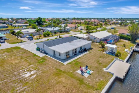 Villa ou maison à vendre à Port Charlotte, Floride: 3 chambres, 250.56 m2 № 2408414 - photo 2