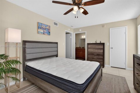Condo in Coral Springs, Florida, 1 bedroom  № 1996019 - photo 19