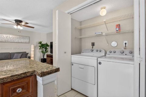 Condo in Coral Springs, Florida, 1 bedroom  № 1996019 - photo 14