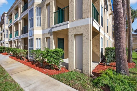 Condo in Coral Springs, Florida, 1 bedroom  № 1996019 - photo 21