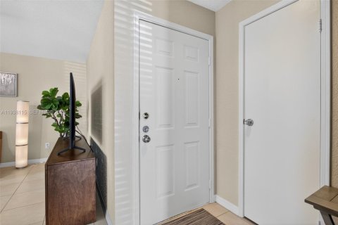Condo in Coral Springs, Florida, 1 bedroom  № 1996019 - photo 15