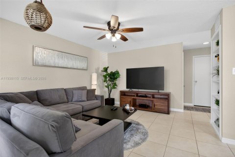 Condo in Coral Springs, Florida, 1 bedroom  № 1996019 - photo 3